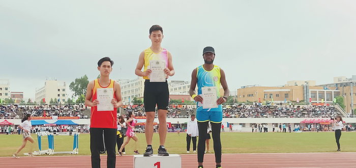 我院乔兴在男子一百米决赛中获得第二名.jpg
