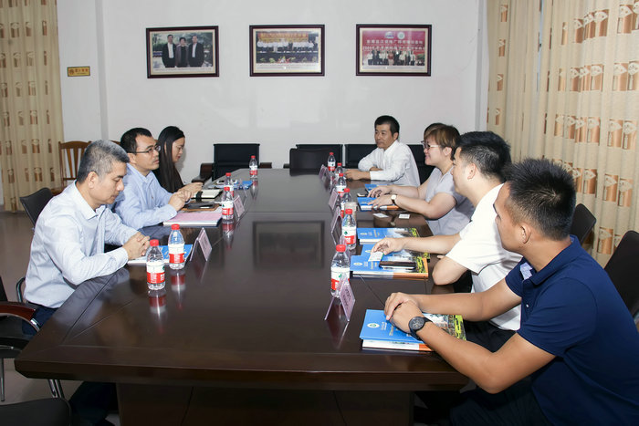 新加坡三一国际学院有关人员与我院领导洽谈.jpg