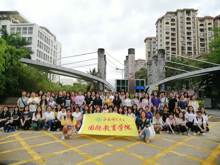 师生们在三亚航空旅游职业学院合影.jpg